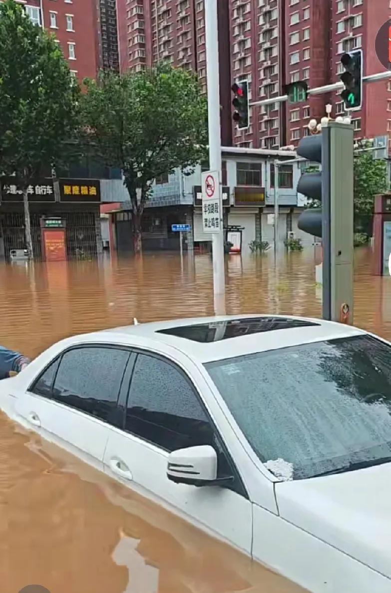 保定易县出现罕见暴雨天气，祈求平安！7月24日19时至25日6时，保定易县出