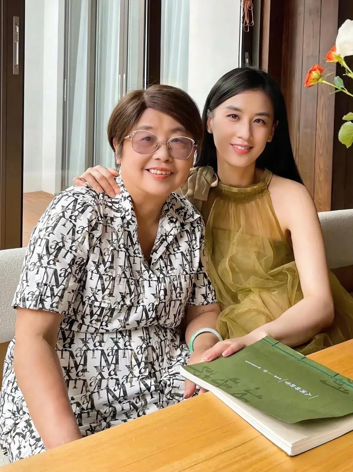 文化人混不进太太圈？最近某综艺里，黄圣依母亲邓传理聊起复旦执教往事，刚说到