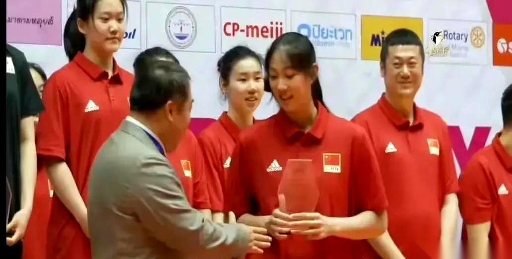 龚翔宇去美国，年薪是李盈莹的四分之一。就这一件事，把所有客套话都撕碎了。说白