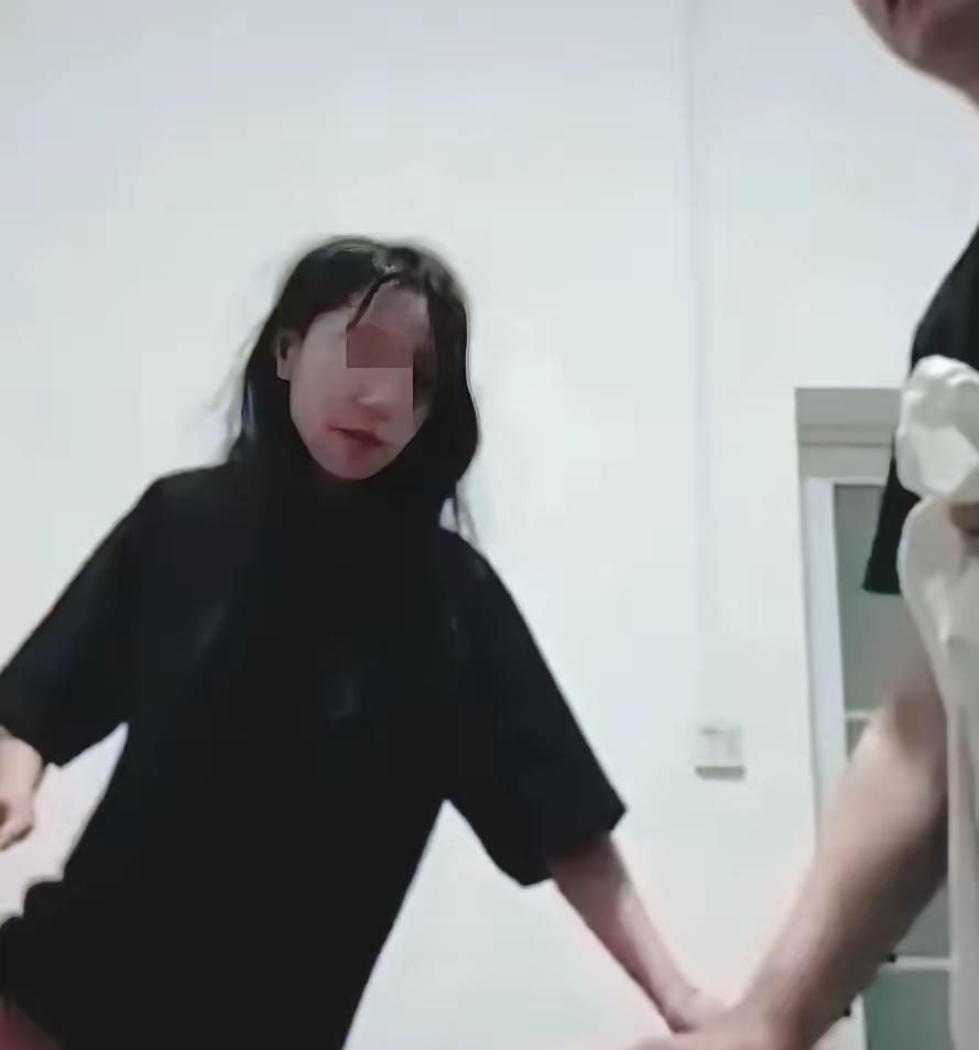 最近有个5分钟的视频，在网上直接火出圈了！一个20岁左右的年轻女生，跑到盲人按摩