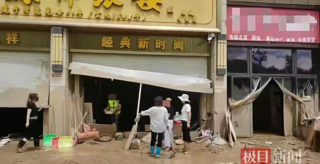 陕西延安，男子开了3家金店，其中一家遭遇洪水，店里的货柜和保险柜都被冲走了
