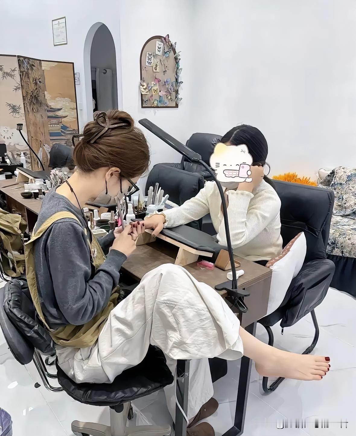 今天跟同事去做美甲，看到美甲师的姿势，我都想过去抽她，但是再仔细一看，我会心的笑