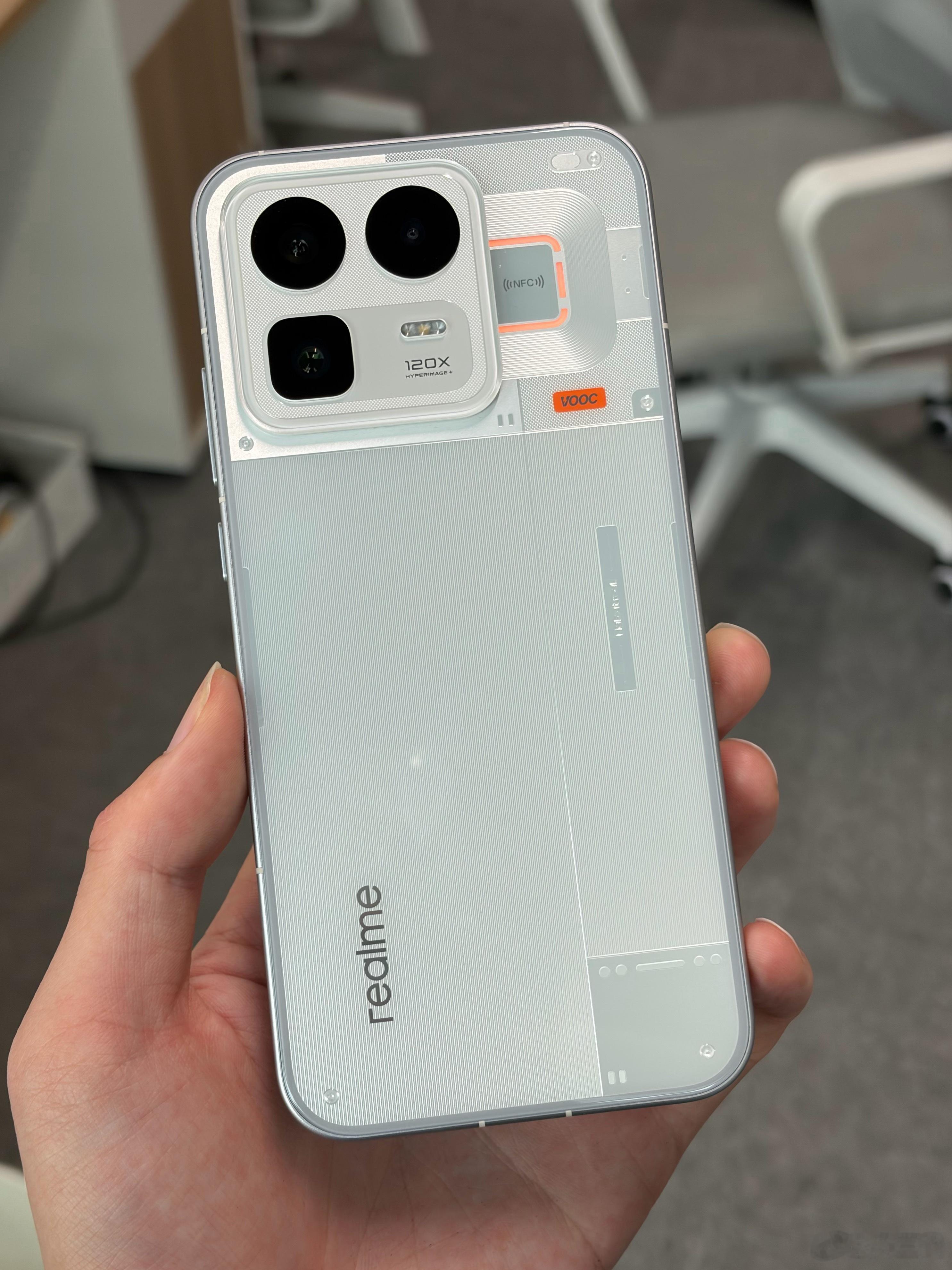 真我Neo8的白色我觉得是最好看的，透明风格的设计，非常有辨识度。光环灯效跟透明