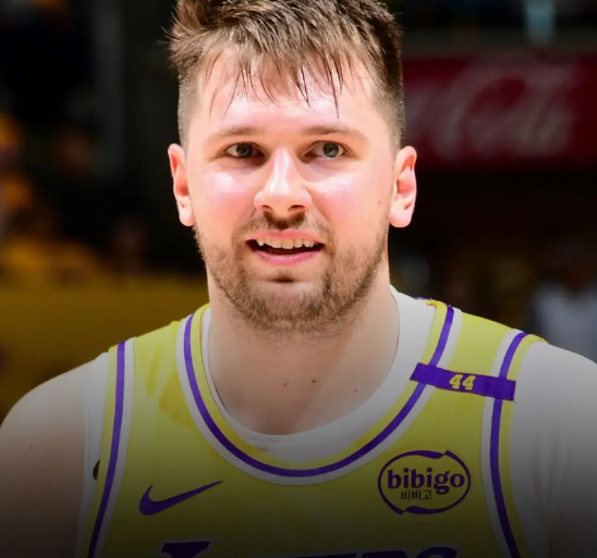 篮球经纪人比尔·达菲告诉ESPN，洛杉矶湖人队全明星球星卢卡·东契奇已经与球队签