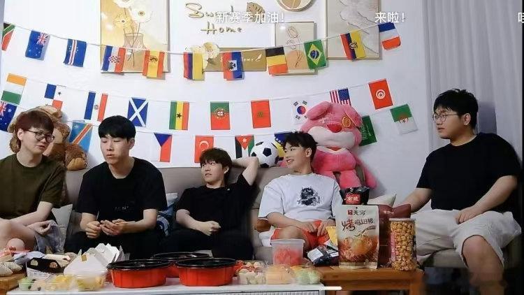 Rookie回归！和TheShy现身IG直播间五人观看阿根廷对阵埃及IG全员谈