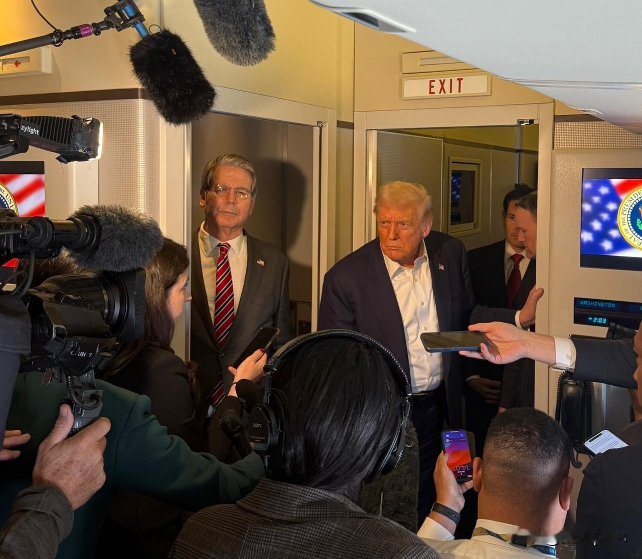 特朗普与拜登在“空军一号”同一个位置接受采访时候的场景，可以看出两人状态差别很大