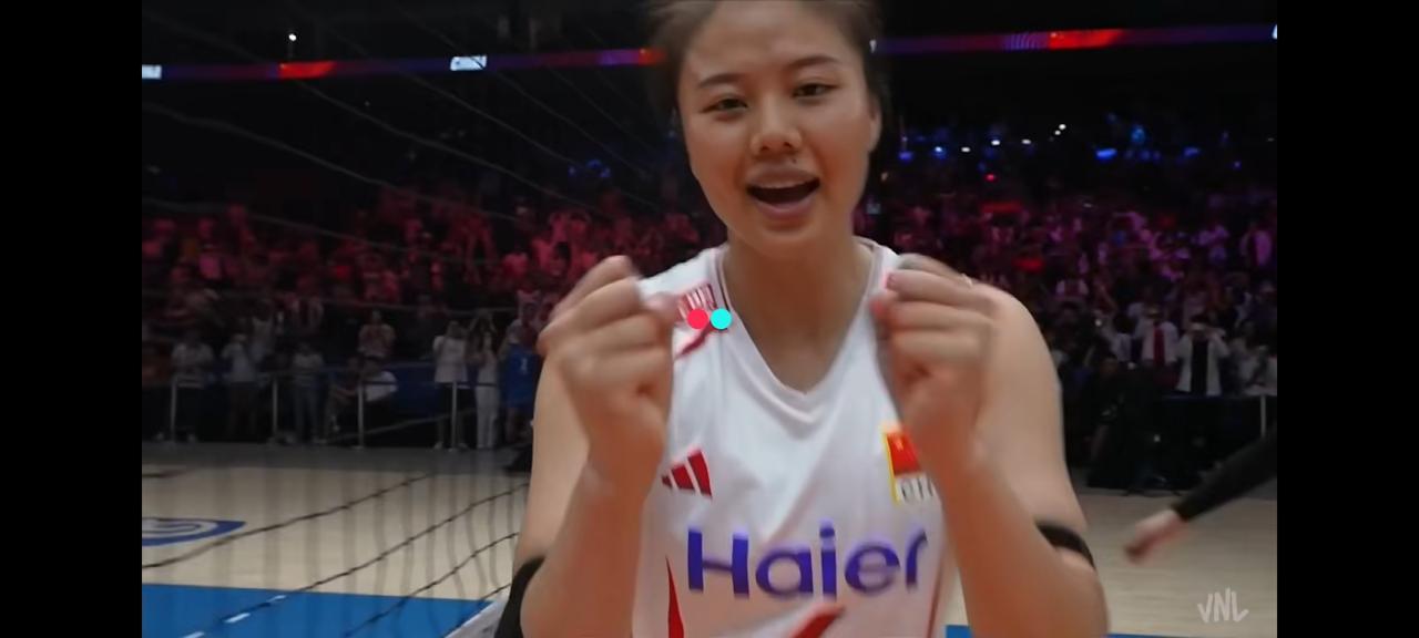中国女排今晚历经艰难，以3比2的比分战胜泰国队，可谓倾尽全力。王媛媛、龚翔宇纷纷