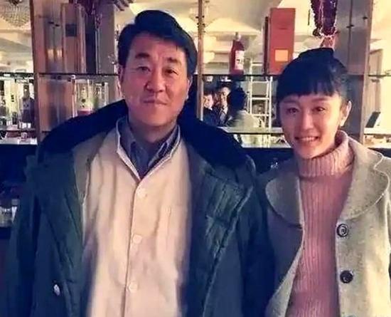 1998年，留学归来的女同学李海洋请何冰吃饭，她说“我都29了，明年30该嫁人了