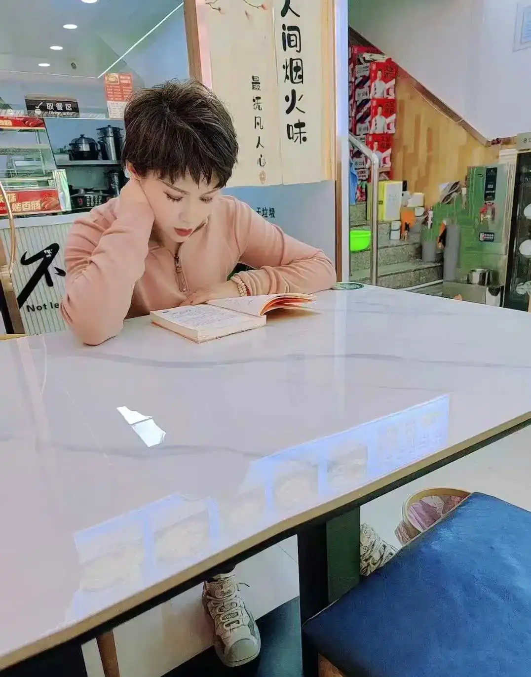 我朋友结婚后，她老公就提出了AA制，我朋友一口就答应了，然后就搬回了娘家，我朋友