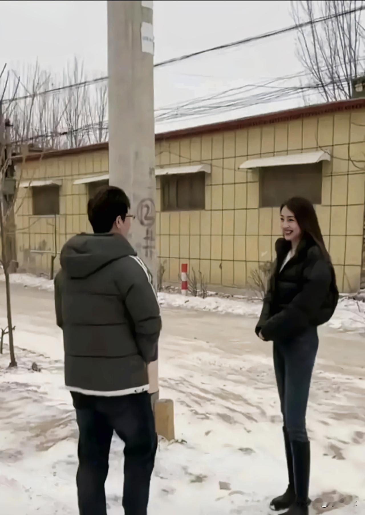 这次遇到小学同学了？看他俩在这里聊了半个小时了