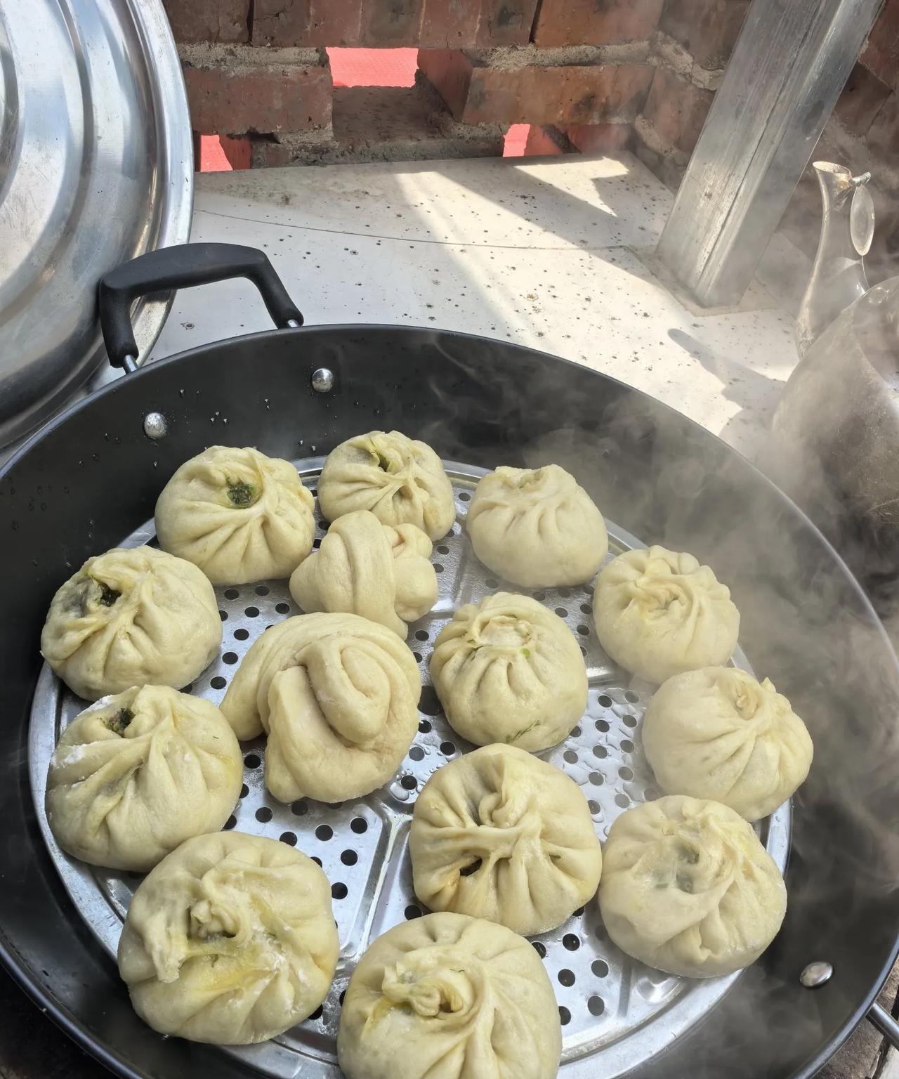 我是高级教师五级，老公是国企管理，这就是我们的午饭。老公给蒸的包子，