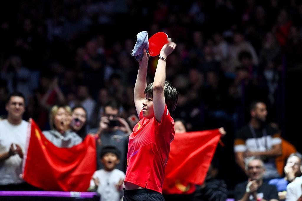 王艺迪夺冠啦，这消息简直太燃了！王艺迪夺冠现场，看台上队友寥寥，仅陈熠相伴，