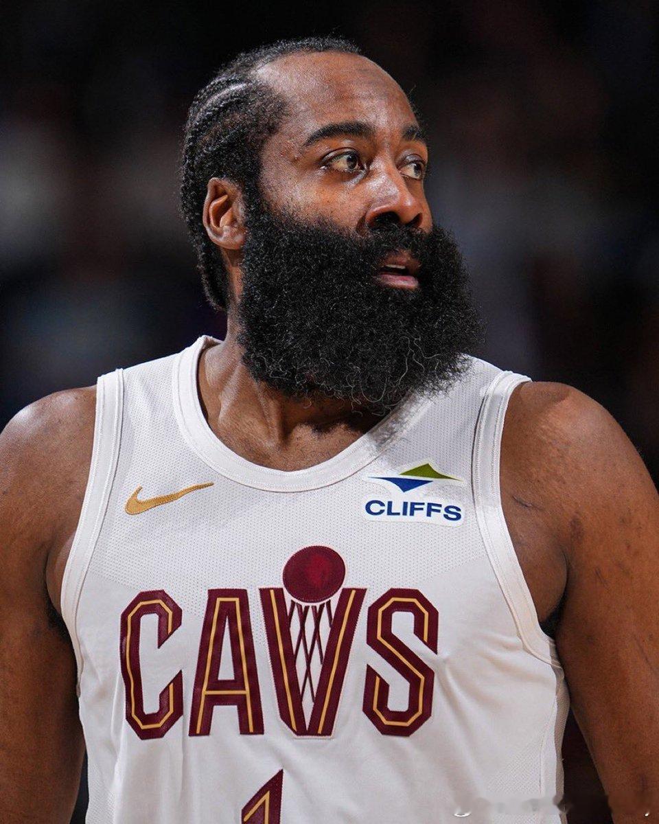 媒体：詹姆斯·哈登在克利夫兰骑士的数据表现战绩：18胜6负场均数据：21分/