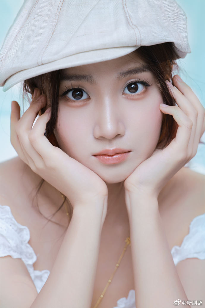 卢昱晓昨天妈妈今天辣妹瞧卢昱晓这造型变化，昨天温婉如“妈妈”，一袭长裙尽显优雅