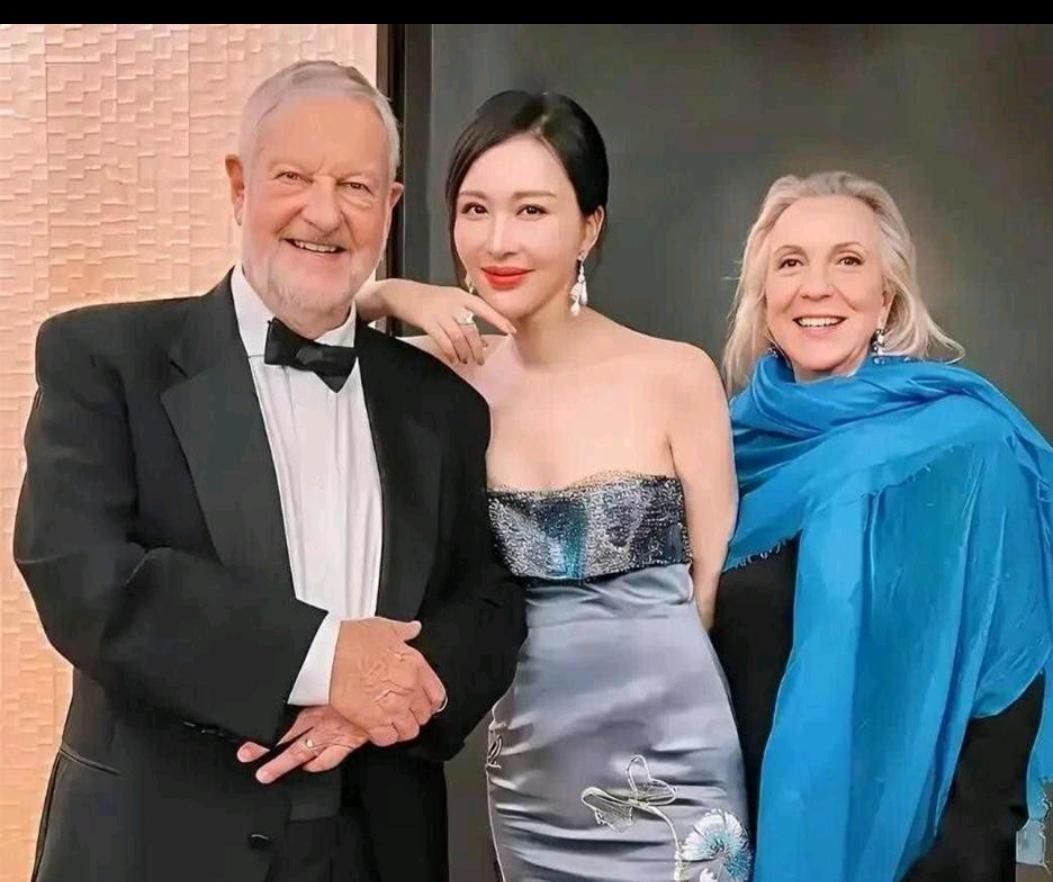 照片刚发出来，手一滑差点把手机扔了。田朴珺的最新九宫格，第三张直接对着镜头撅嘴