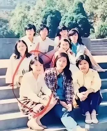 年轻时的杜建英确实有几分姿色，比宗庆后小21岁，名牌大学毕业，工作能力也很强，在