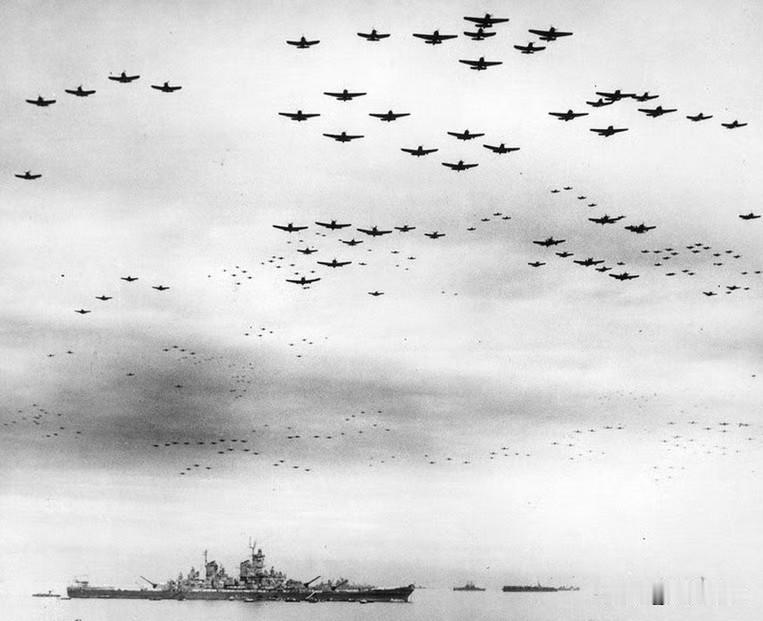 老照片欣赏：1945年9月2日，日本帝国主义对盟军投降仪式在日本东京湾的美