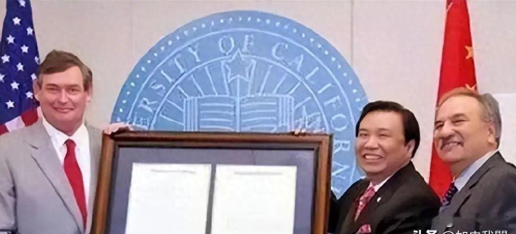 钟馨稼捐了千万美元，公司却倒闭了，他到底做错了什么。2011年，钟馨稼给美国加