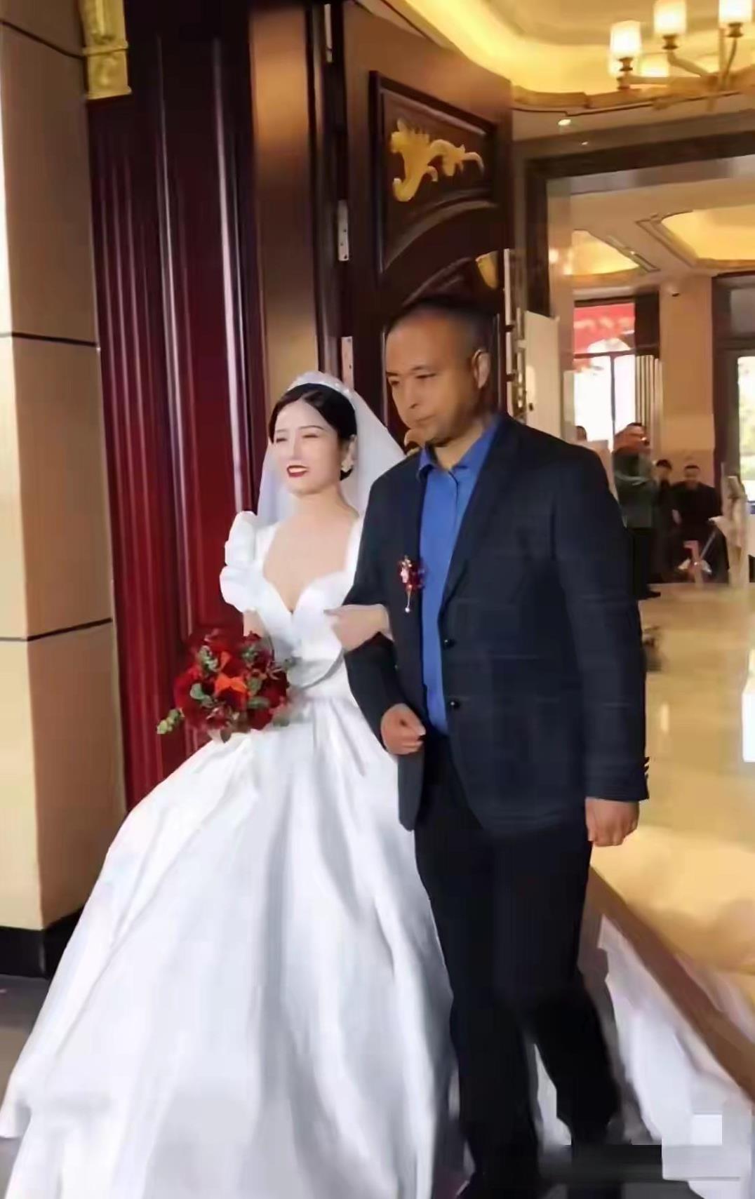 疑似小三和金某的聊天记录流出，看来两个人已经勾搭上两年了，而且这个金某很卑微，人
