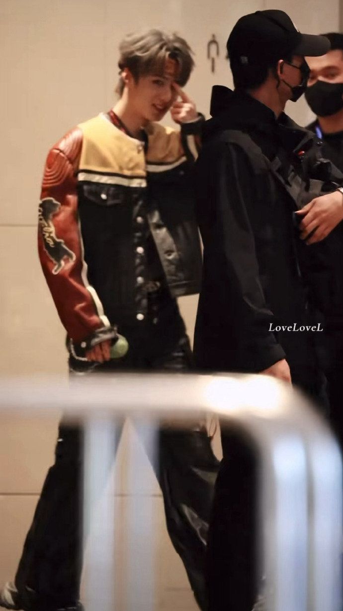 刘耀文晒了宇宙闪烁请注意合照，刘耀文宇宙爆闪来了，注意注意！宇宙爆闪！我们来了，