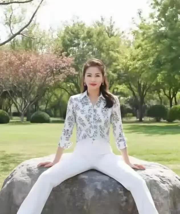 刘涛这坐姿也太豪放，太任性了吧，这笑容也太有感染力了吧