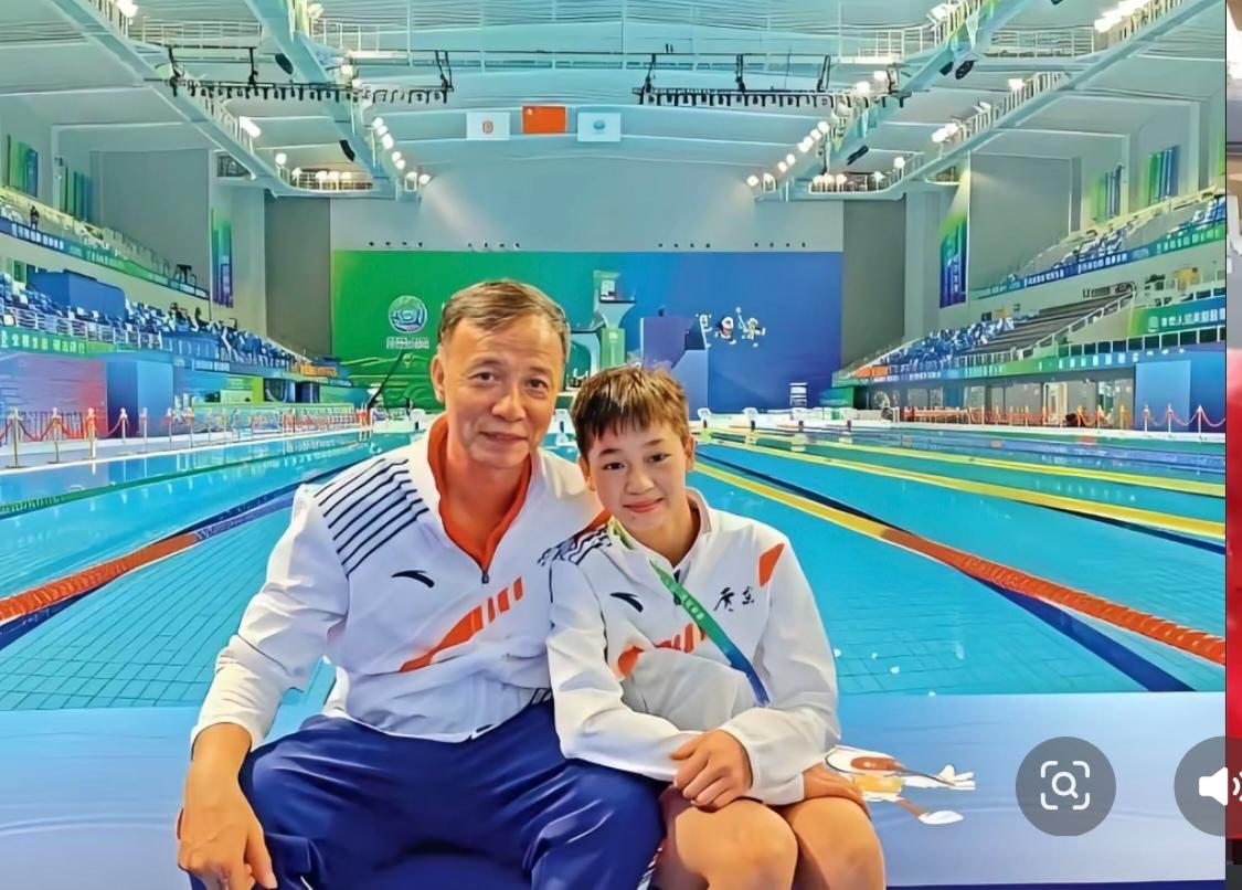 何威仪全程护航，全红婵赛场获力挺11月全红婵、王伟莹征战十米跳台赛前，教练