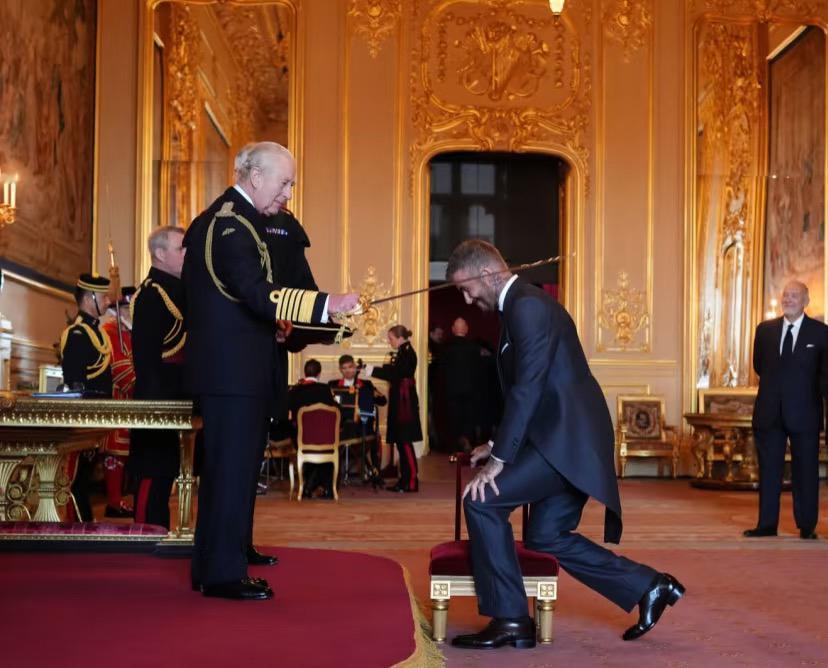 贝克汉姆在温莎城堡正式授勋，穿国王年轻时同款礼服向他致敬，尽显高情商！可惜对比之