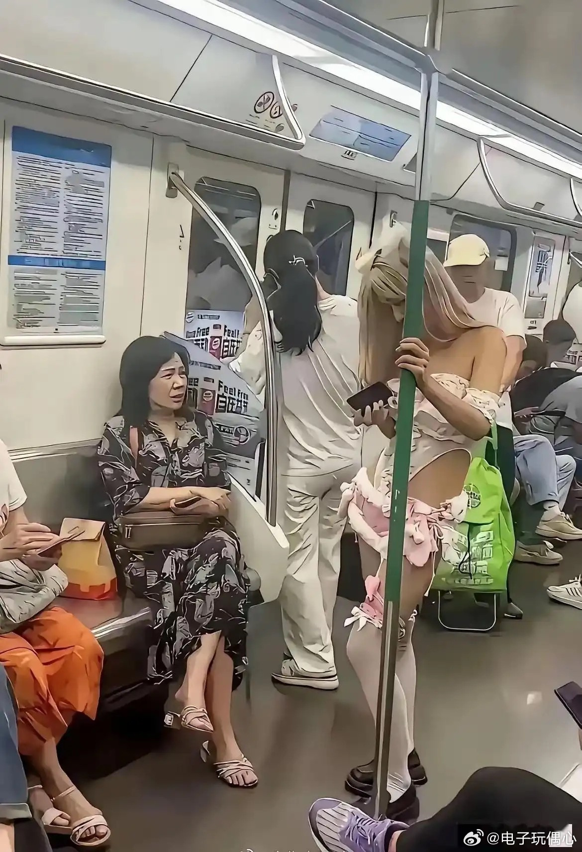 旁边坐着大妈的眼神表明，她要是我姑娘的话，我会无地自容。