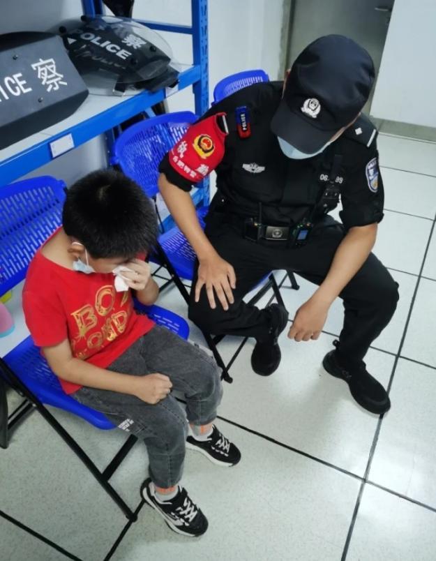 重庆，一男孩报警说自己丢失了书包，里面有身份证、家门钥匙，更重要的是还有他的暑假