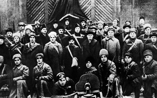 1951年，美军坦克向志愿军阵地冲来，可炮兵没接到命令，都不敢开炮。千钧一发