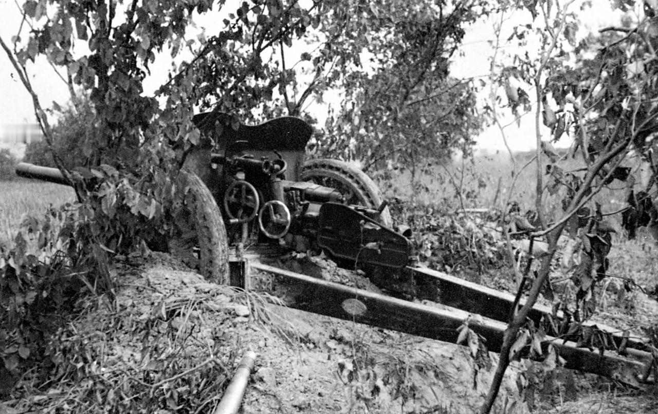 [呲牙笑]看上去挺唬人，其实也不大——1940年，法国北部，“贵妇小径”。在山脊