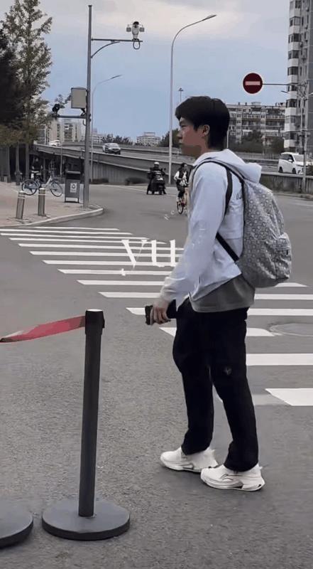 吃完饭回体总的大头，这一身造型真好看，侧颜真帅啊！！穿上队服是运动员王楚钦，赛