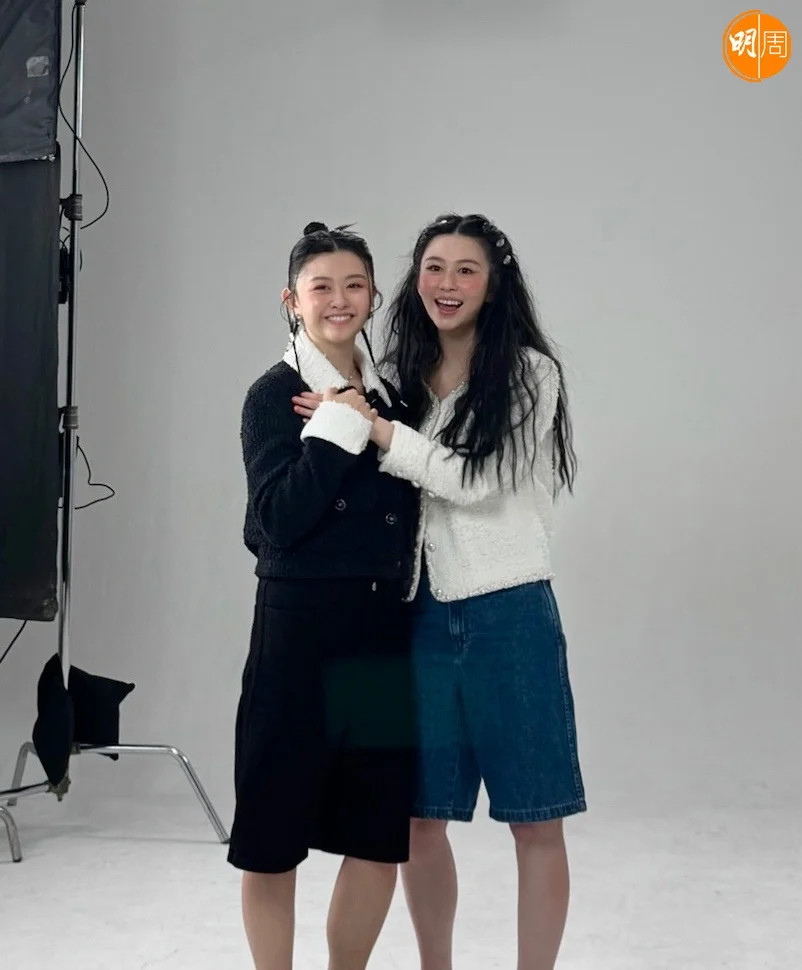 邱淑贞两个女儿首度合作，为美妆品牌拍摄宣传照。两姐妹的破格演绎与真挚互动，展现出