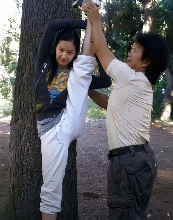 镜头拍下刘亦菲练功画面，日积月累的功底，让她驾驭打戏游刃有余。