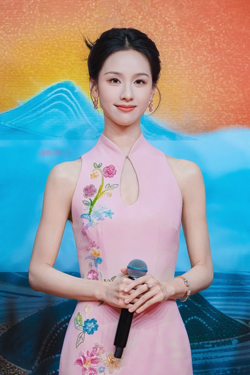 陈都灵花朵旗袍陈都灵粉旗袍陈都灵粉旗袍好美