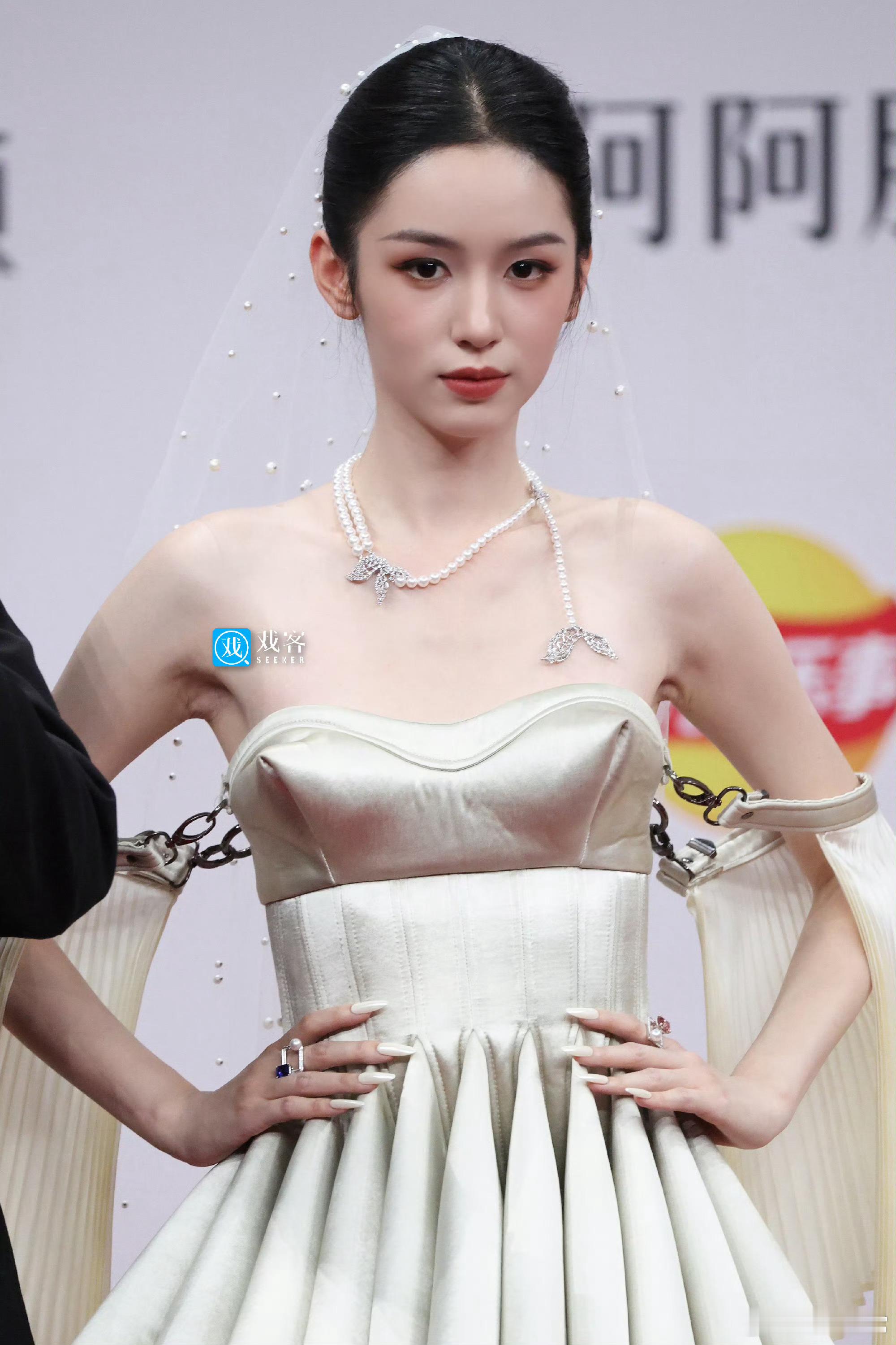 女明星星光大赏红毯生图周也、宋茜、王影璐、王玉雯、邓恩熙、毛晓彤、万鹏、哈尼克孜