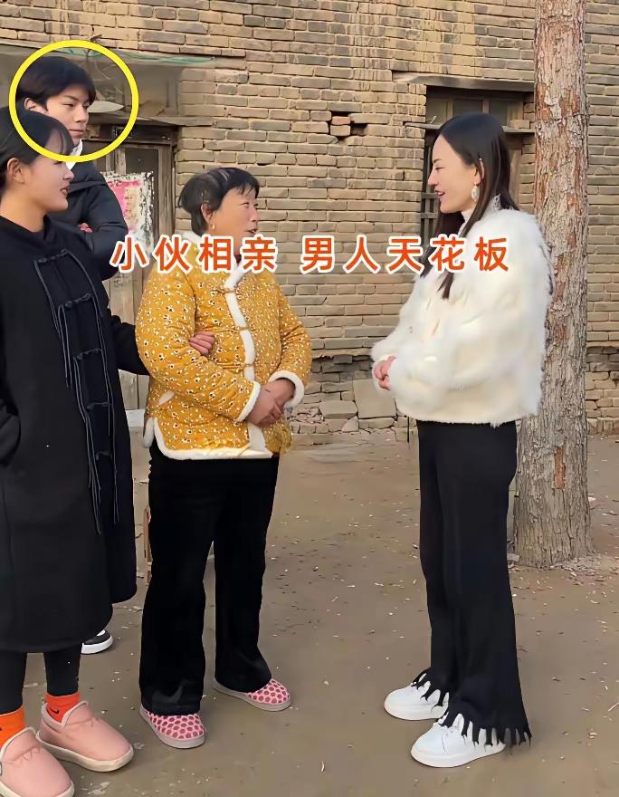 在农村的老院子里，一场普通的相亲，上演了让人意想不到的一幕。在长辈的介绍下，女子