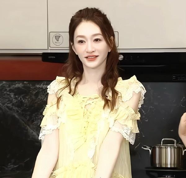 最近李小冉在出席时尚活动的时候搭配了一件黄色的纱裙，凸显出了满满的飘逸感，效果特