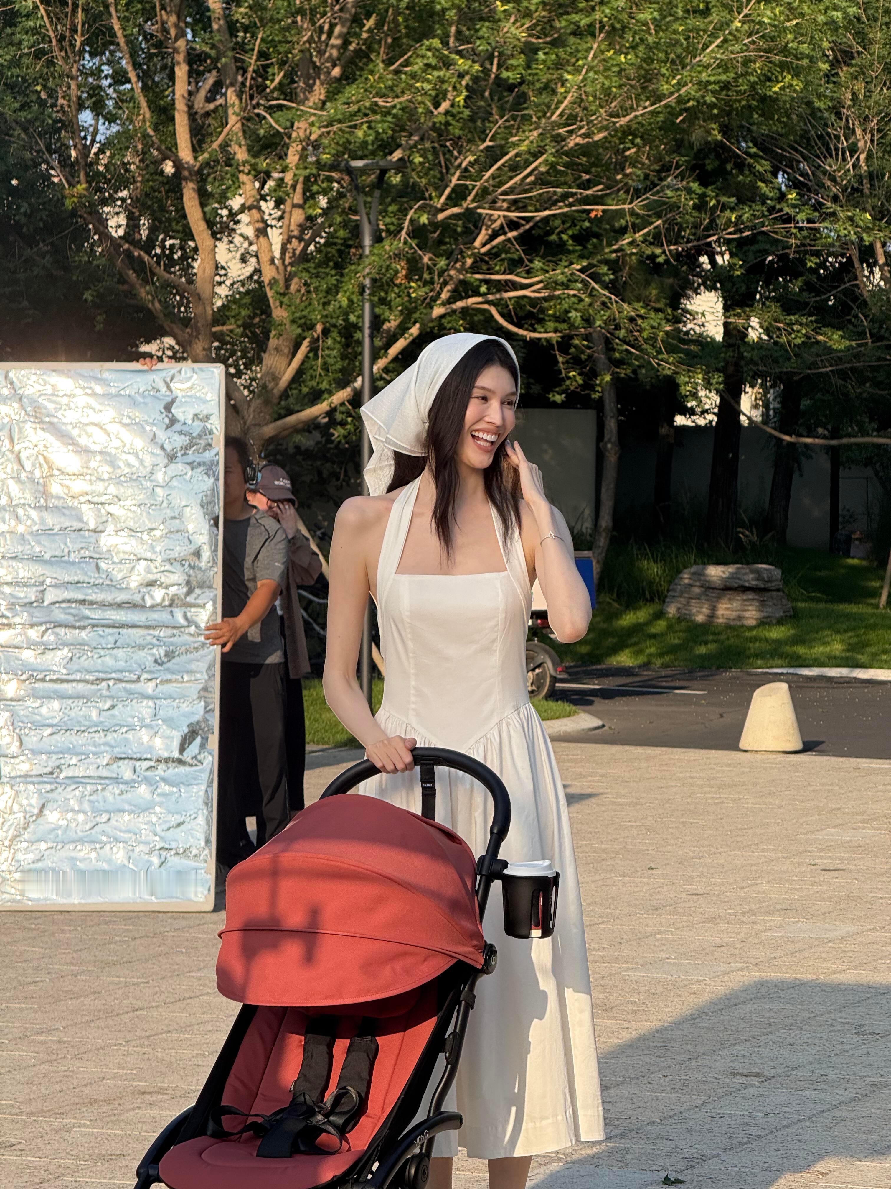 何穗路人偶遇何穗偶遇何穗推婴儿车路人阿那亚偶遇何穗，在推着婴儿车，整个人真的白