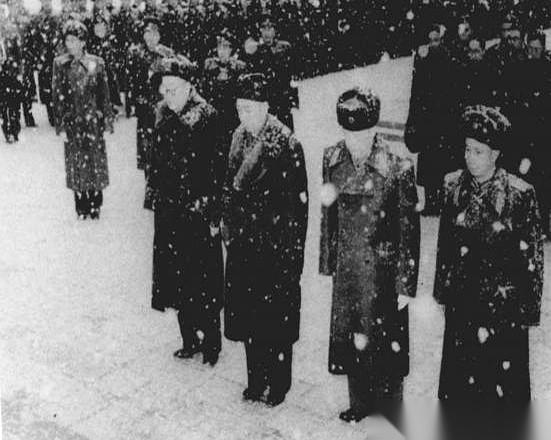 他们是去接活着的英雄回家的。但第一站，却是去看望那些永远回不去的。就这张照片