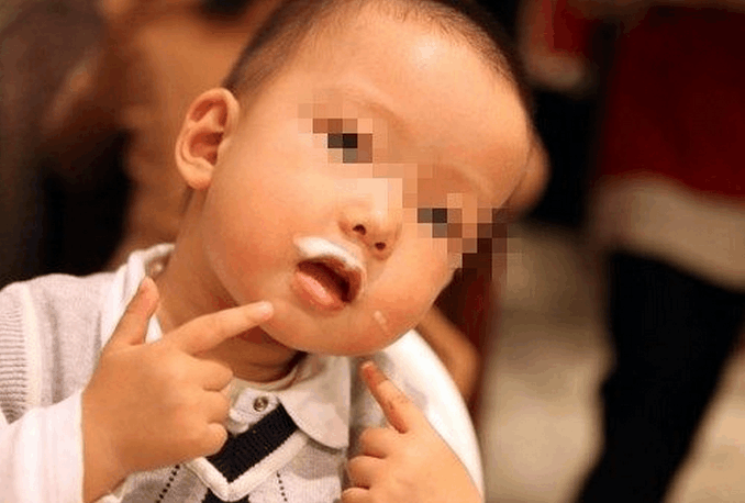 孩子嘴里有怪怪的味道, 没多久孩子开始上吐下泻, 事后婆婆后悔不已