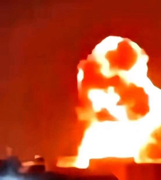 五枚导弹拦下四枚，偏偏那一枚，精准击中全球能源的命门。卡塔尔这座供应全球五分之