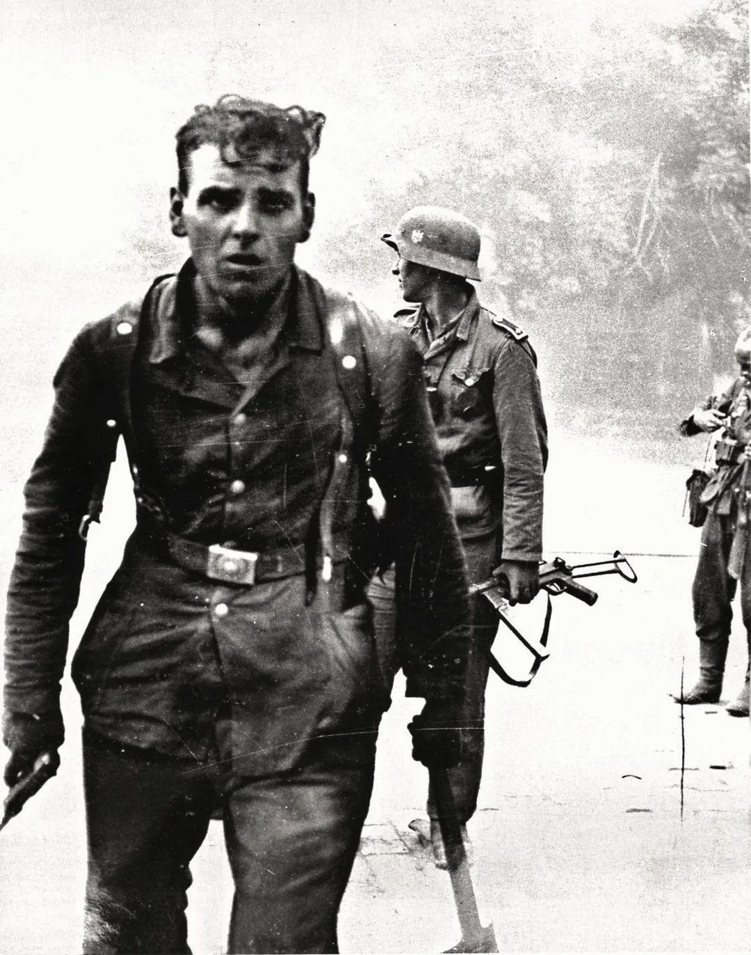 二战珍贵照片：1943年，在乌克兰与苏联突击部队进行近距离战斗后，疲惫不堪的德国