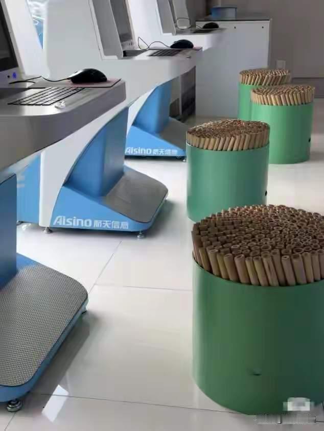 离了大谱！税务局的一把凳子，竟然被全网围观了！最近，某地税务局大厅里一把普通