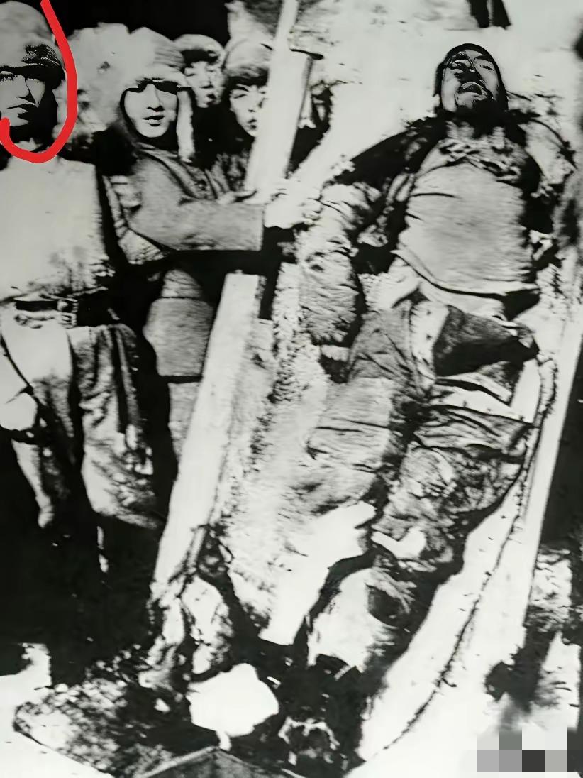 我盯着杨靖宇将军这张最后的遗照，心里像堵了块石头。最左边那个被圈出来的人，张秀峰