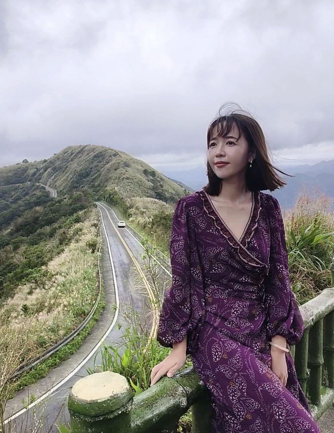 如果说世界的秋天是彩色的台湾的秋天，于我是白色的漫山遍野的芒草，随风摇曳落