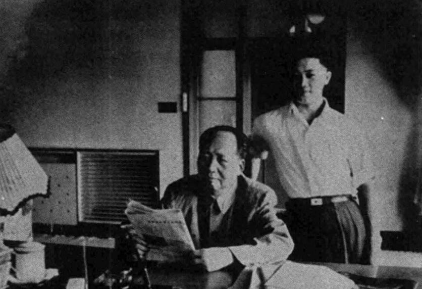 毛主席要归还欠款，张景芳半信半疑地问道：主席，我可以借用纸笔与您确认吗？196