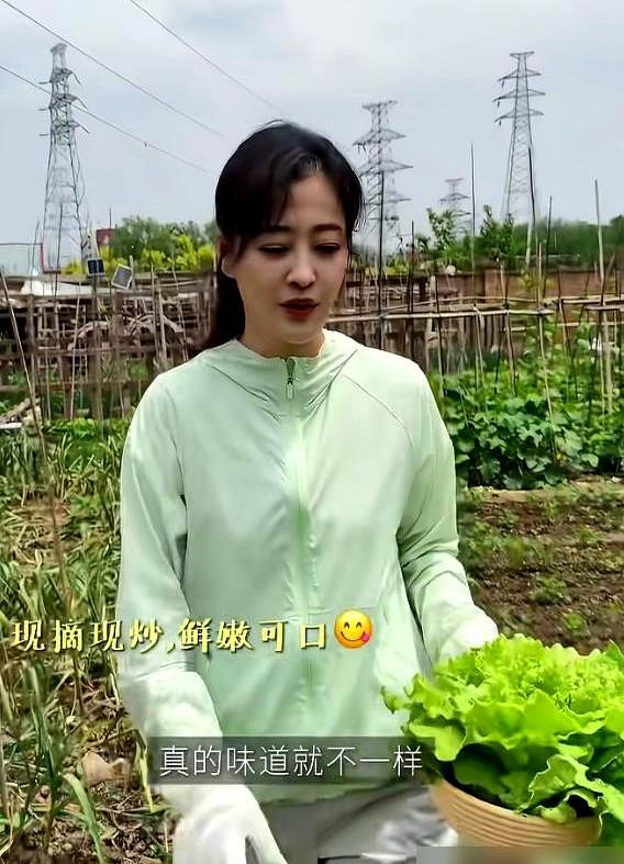 镜头怼脸拍，法令纹和眼袋全在，一点没修。52岁的梅婷裹了件嫩绿色外套，头发随