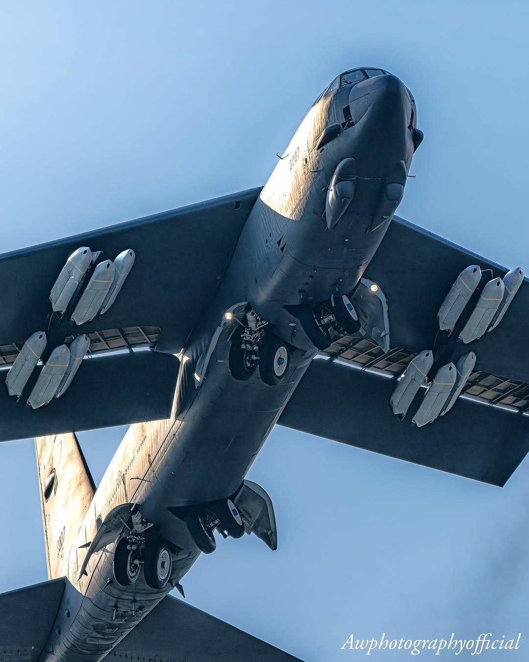 来自美国米诺特空军基地的B52-H轰炸机从英国皇家空军费尔福德起飞，装备了十二