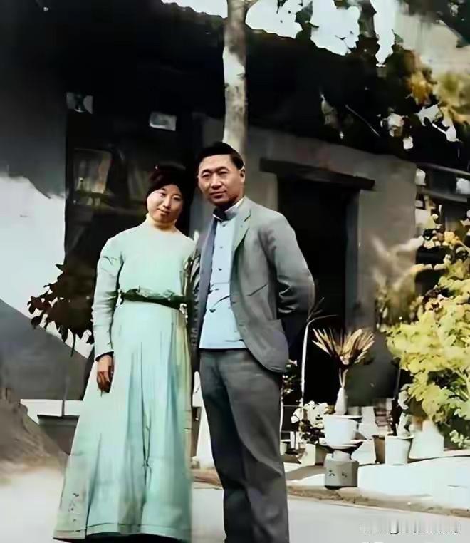 一张1910年的老照片，定格了孔祥熙与原配韩玉梅罕见的温情瞬间。照片里的青年西服